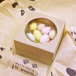 上野動物園 プチカメレオン - まめぐいには
      「1st Anniversary、Born on June12 2017、香香」という文字が。中にアーモンドチョコが入ってます。ちびつぬ「つぬっこちゃんナッツチョコ、好きなのよね」
      