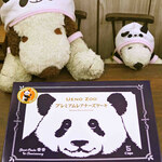 続いてこれも1歳記念のお菓子。もうパッケージのかわいさで
          即買いでした。誰が見てもシャンシャンって分かるイラストだよね。
          プレミアムレアチーズケーキ(5カップ入)1296円です。