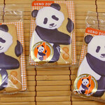 上野動物園 プチカメレオン - クッキーのお値段にしてはちょっとお高めだけど、
      ずっしりと重みがあって、なによりシャンシャンにそっくり！！
      漢字で香香のお名前が入ってるのもいいね。