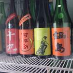 日本酒バー 六福 - 日本酒冷蔵庫1