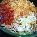 ゆで太郎 - 薬味コーナーで「揚玉」と「輪切り唐辛子」をトッピングした「かけそば」