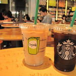 スターバックス・コーヒー - アタシは夏のマイ定番・ソイラテ(アイス)を注文しました。右は同僚のアイスコーヒーの何かです。