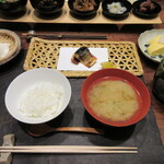 山荘無量塔 - 炊きたてご飯、浅蜊の味噌汁、鯖の塩麹焼き