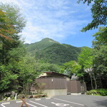 山荘無量塔 - 駐車場からの由布岳