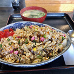 吉ひろ - やきめしには味噌汁が付いて来ます。
      コレが熱いけど美味しんです。