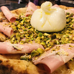 ラ・ピッコラ・ターヴォラ - 「ブッラティーナ」後乗せまるごとブッラータチーズは中にクリームがたっぷりなので食べる直前にナイフで切ってください。ピスタチオとモルタデッラハム