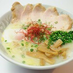 Kikyouya Kuromitsuan - 山梨銘柄鶏の信玄鶏の鶏チャーシューをトッピングした、鶏白湯ラーメン。さっぱりとした味わいで女性にも人気です。