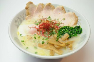 Kikyouya Kuromitsuan - 山梨銘柄鶏の信玄鶏の鶏チャーシューをトッピングした、鶏白湯ラーメン。さっぱりとした味わいで女性にも人気です。