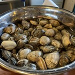 ナガタ店 - カウンターの上に元気なアサリがw