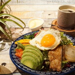 友安製作所カフェ - グリルチキンと彩り野菜のサラダランチ