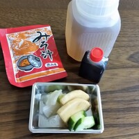 博多うなぎ屋 藤う那 - お茶、みそ汁（インスタント）、漬物、たれ。