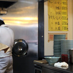 黙々とラーメン作り