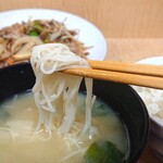 Kazokuchuubouhikkiri - 定食の味噌汁。具にそうめん。