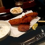 Sousaku Kushiage Souzai Kushi-Kushi - とんひれ、エビ、イカ。