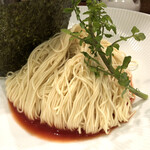 創作麺工房 鳴龍 - 自家製の低加水極細麺の下にはトマトソース