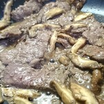 あづま成吉思汗本舗　市原精肉店 - 「熟成ロースジンギスカン」調理中