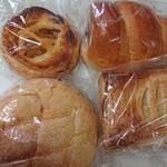 丸栄のパン - 右上から時計回りにチョココロネ¥95、チーズクリームパイ¥126、マスクメロンパン¥112、アップルパイ¥126