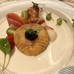 シェヌー - 次女は「自家製スモークサーモンの王冠仕立て」をチョイス！