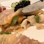 シェヌー - スモークサーモンの中にはホッキ貝や野菜がたっぷりと入っていて、上にはキャビアが！！