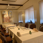 シェヌー - それぞれのテーブルがアクリル板で仕切られています…