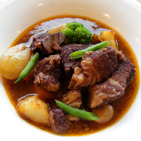 【アラカルト】牛肉の赤ワイン煮込み
