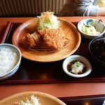 とん兵衛 - 角煮かつとひれ定食1480円