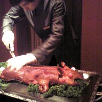 中国飯店 琥珀宮 - 丁寧に薄～く薄～く皮を切り放してのサーブ