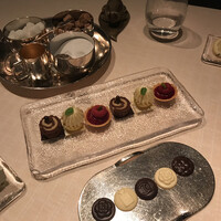 ベージュ アラン・デュカス 東京 - 