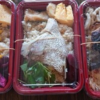 魚菜由良 鼎 - 鯛めし弁当・とうもろこしの土鍋ご飯弁当・とまとの土鍋ご飯弁当
                各880円