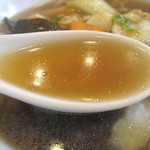 中華 はっちゃん - 何の風味が突出するワケでもない上品な醤油スープ。