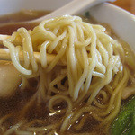 中華 はっちゃん - 麺は細めのムチムチ中華麺。