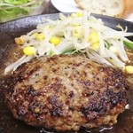 永田台 - ジュージュー熱々のハンバーグ。醤油ベースのオリジナルソースが食欲をそそります。