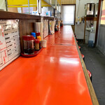 東東亭 - 店内はカウンターのみ