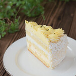 洋菓子の森 MIGNON－みによん - 【シトロン】アーモンド入りのレモン生地にカットしたレモンが入ったフロマージュブランのムースと酸味の効いたレモンムース