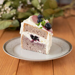  みによん - 期間限定【ブルーベリーシフォン】ブルーベリーのシフォン生地に生クリームとブルーベリーソースを入れ、周りに生クリームとブルーベリーソースをたっぷり飾りました。
