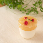  みによん - 料理写真:期間限定【グレープフルーツ杏仁】杏仁風味のグレープフルーツのババロアに、ゼリーとグレープフルーツを飾った夏向きのカップスイーツ
