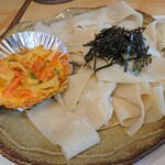 みの助茶屋 - 【2020.6.5(金)】冷やしひもかわうどん(並盛)1,050円の麺