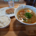 黒乃家 - 担々麺と+200円のごはんギョーザ3個セット。