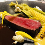 メゾン・バルサック - マグレ鴨の藁焼き　スイートコーンのピュレ　ドライフルーツのソース