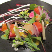 代官山ASO チェレステ 日本橋店 - 八海山サーモンのマリネ     ダークチェリーのドレッシング 鱒子とサワークリーム 