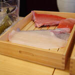 三笠鮨 - 常磐（ひたちいはき）の"黃蓋鰈（まこがれひ）"、四百匁（≒1.5kg）＋ 房州勝浦（あはかつうら）の"金目鯛（きんめだひ）"、七百二十匁（≒2.7kg）