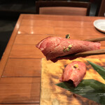 飛び牛出汁焼肉 舌賛 - 飛び牛出汁焼肉 舌賛 GEMS大門店(ぜっさん)(東京都港区芝大門)生タン握り寿司(キャビアをのせて)二貫