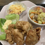 食事と喫茶 もとまち - 唐揚げの他に副菜が２種類！！