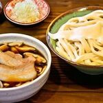 元祖 熊谷うどん 福福 - 当店オリジナル！
なんと、当店人気№１の肉汁うどんと№２のきのこ汁うどんを合体させちゃった何とも贅沢でボリューム満点な、まさに、ハイブリッドうどんの登場です！
肉もきのこも食べたい、そんな欲張りな貴方も大満足間違いなしの逸品です。