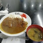 Tsuru - 味噌汁付きです。ワカメと豆腐とネギ。カレーにも…合うんです(^.^)