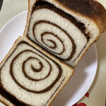 ブラッスリー・バーゼル - シナモンブレッドを切りました。