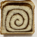 ブラッスリー・バーゼル - トーストするとシナモンの香りが一層引き立ち、美味しいです。