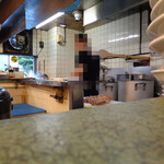 ラーメン二郎 - 厨房には豚の整列が