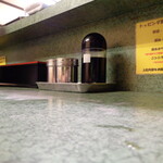 ラーメン二郎 - カウンターの柄が特徴あり