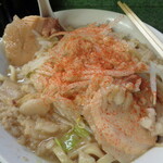 ラーメン二郎 - 一味をフリフリ